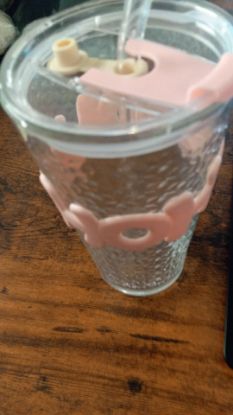 Bild von Trinkbecher mit Strohhalm in rosa