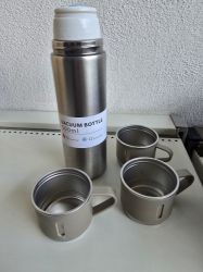 Bild von Thermoskanne beige mit Becher
