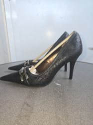 Bild von Damenschuh schwarz mit Schnalle