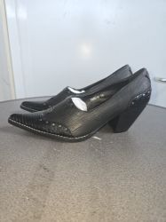 Picture of Damenschuh schwarz mit Nieten Gr. 39