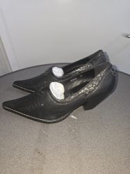 Bild von Damenschuh schwarz mit Nieten