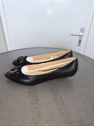 Bild von Damenschuh schwarz glänzend mit Masche Gr. 39