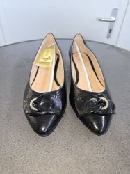 Bild von Damenschuh schwarz glänzend mit Masche Gr. 40