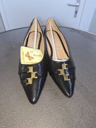 Bild von Damenschuh schwarz glänzend mit goldenen Ornamenten Gr. 39