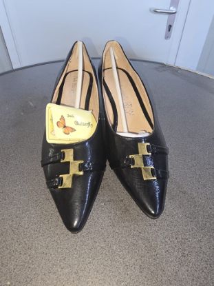 Bild von Damenschuh schwarz glänzend mit goldenen Ornamenten Gr. 39