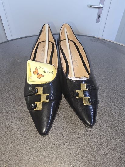 Bild von Damenschuh schwarz glänzend mit goldenen Ornamenten Gr. 39