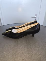 Bild von Damenschuh schwarz glänzend mit goldenen Ornamenten Gr. 39