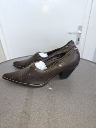 Bild von Damenschuh braun mit Nieten Gr. 38