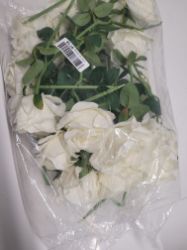 Bild von Plastik Rosen weiß