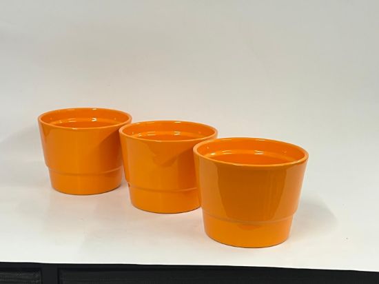 Picture of Set aus drei leuchtend orangefarbenen Übertöpfen