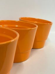 Picture of Set aus drei leuchtend orangefarbenen Übertöpfen