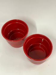 Bild von Set aus zwei leuchtend rotfarbenen Übertöpfen