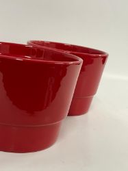 Bild von Set aus zwei leuchtend rotfarbenen Übertöpfen