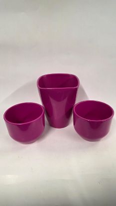 Bild von Set aus drei glänzenden Keramik-Übertöpfen in Fuchsia