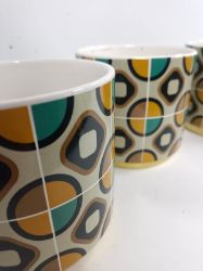 Bild von Retro-Keramik-Übertöpfe mit geometrischem Muster