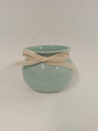 Bild von Bauchiger Keramik-Übertopf in Mintgrün mit Juteschleife
