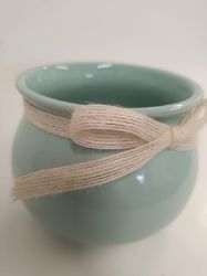 Bild von Bauchiger Keramik-Übertopf in Mintgrün mit Juteschleife