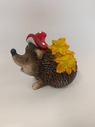Bild von Dekorative Igel-Figur mit Pilz und Herbstlaub