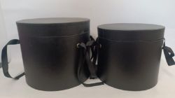 Picture of Runde schwarze Hutschachtel mit Band