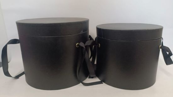 Picture of Runde schwarze Hutschachtel mit Band